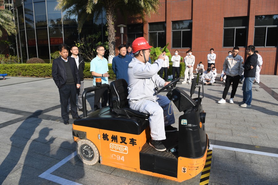 5 (3)牵引车实操.JPG