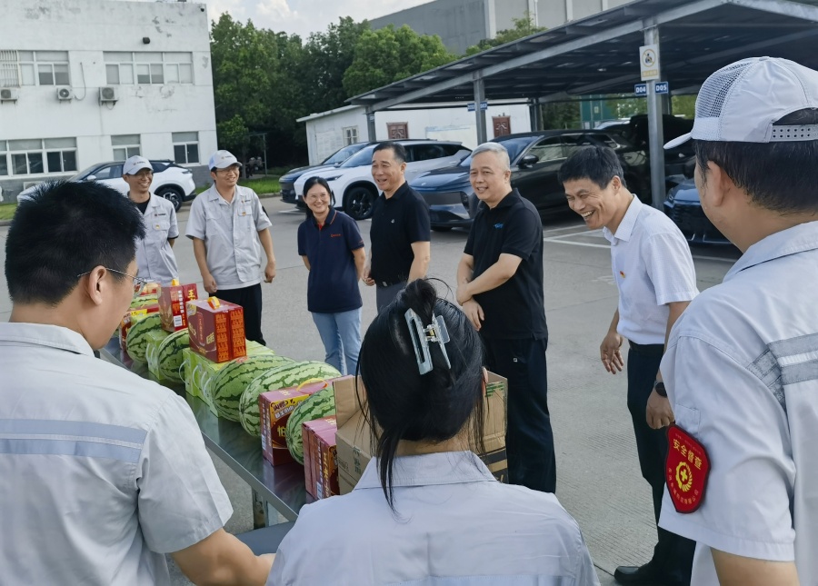 现场慰问照片2_副本.jpg